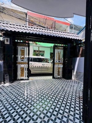 nhanh tay chớp ngay nhà đẹp. thiết kế hiện đại, sang trọng. xách vali vào là ở ngay. shr. hoàn công