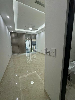 văn phòng tại hoàng quốc việt, mới tinh xịn xò như hình, thang máy lên tận cửa
