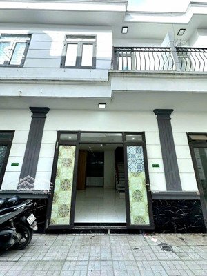 chính chủ cần bán gấp căn nhà khu dân cư cao cấp. hàng hiếm khu dân cư hiện hữu an ninh 24/24 925tr