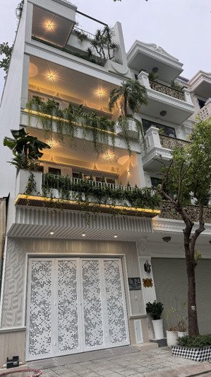 nhà 5 tầng thanh máy đường nhựa 12m đường thông kdc trí cao vừa ở vừa làm cty đều được