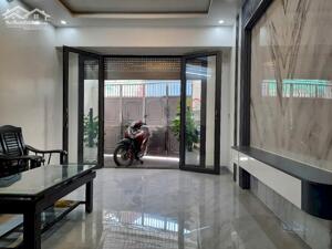 Chính chủ cần bán gấp nhà 4 tầng Thiên Lôi Nguyễn Văn Lính. Sân Cổng riêng. Oto đỗ cửa