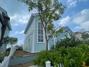 siêu giá tốt . biệt thự 240m2 view trọn biển full nội thất 4pn-3wc giá 8.4 tỷ xách valy vào ở ngay