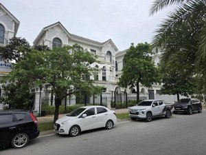 đất mặt phố đối diện vinhomes riverside kinh doanh đỉnh, khu vực đang xây dựng nhiều dự án lớn.