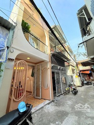 bán nhà 3 tầng, kiệt oto nguyễn chí thanh giá rẻ.