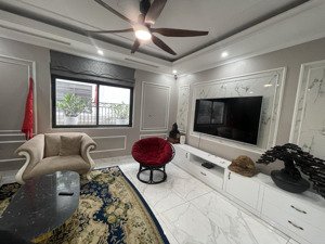 bán nhà đồng me ,khu phân lô vỉa hè rộng 2 thoáng trước và sau -dt90 m giá 28 tỷ .