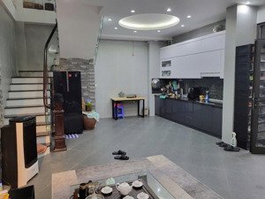 bán nhà riêng 7,8 tỷ, 33m2 x 6 tầng, phố phương mai, đống đa, lô góc, ngõ thông kdoanh nhỏ,dân xây