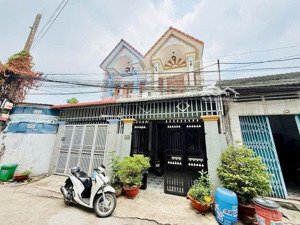 nhà 1 trệt 1 lầu 4 p ngủ sân xe ôtô 5 chổ . gần ngã 3 cây lơn. gần bigc go