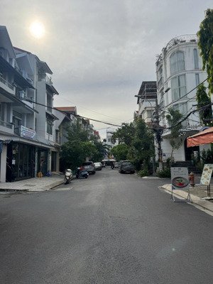 24 tỷ tl nhà 4 lầu đường quốc hương, thảo điền. mặt tiền kinh doanh sầm uất, shcc.