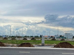 bán đất mặt tiền long hậu, sổ đỏ, gần vinhome cần giuộc, có vay nh và ht lãi. gía 2.4 tỷ