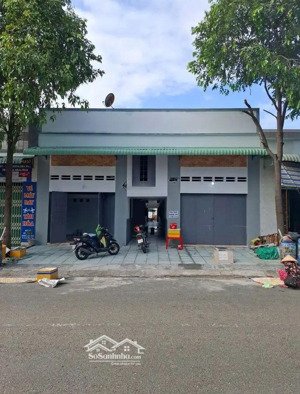 cần bán gấp dãy trọ 12p để trả nợ dt 300m2/2tỷ940, full thổ cư, đi ra qlộ 13 chỉ 1km, đường 6m, shr