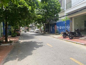 mặt đường đoàn kết tặng nhà 2 tầng sử dụng luôn.