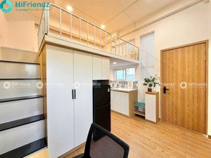 gác, cửa sổ sạch thoáng mát, ban công nhỏ để chill, đường lớn và thang máy