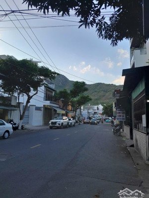 cần tiền bán gấp lô đất mặt phố dương hiến quyền 2 mặt tiền đường đi bộ ra biển.