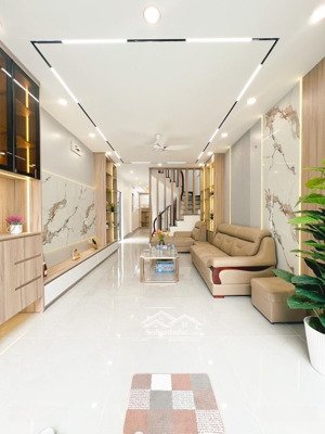 bán nhà thịnh liệt hoàng mai, 5 tầng thang máy, cách đúng 1 nhà ra phố.