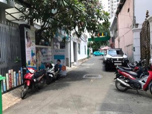 chính chủ cho thuê phòng lầu 2 rộng 20m2 full nội thất - trần bình trọng có ban công giá 4 triệu