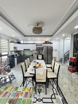 bán nhà bồ đề dân xây 6 tầng thang máy ô tô tránh dt 40m² 6 tầng kiên cố mt 5m full nội thất