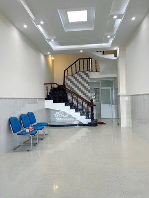 cho thuê nhà lầu có nội thất 3 máy lạnh máy giặt tủ lạnh nhà gần siêu thị go hưng phú