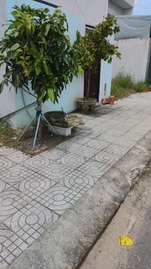 chính chủ bán ngộp lô đất ngay chợ phường 5, tp. tân an giá 615 triệu/ 90 m2 thổ cư sổ riêng.