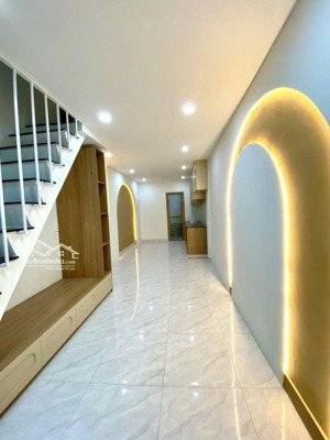 cần bán nhà 2 lầu mới tinh 2pn-wc..32m2 giá 3.79 tỷ, ngay trường thpt nguyễn trung trực lê đức thọ