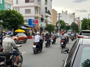 bán nhà mt bờ bao tân thắng. đường 30m đối diện siêu thị eaon. dt: 5.5x29m