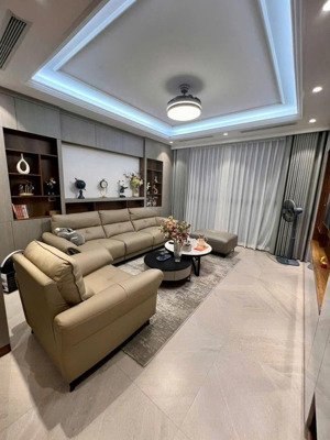 phân lô quân đội, ô tô đỗ cửa cạnh bên chung cư phùng chí kiên,nghĩa tân 38m 5 tầng đầy đủ nội thất