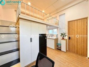 gác, cửa sổ sạch thoáng mát, ban công nhỏ để chill, đường lớn và thang máy