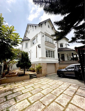 villa sân vườn như một lâu đài mini nhiều cây xanh gần dinh 3
