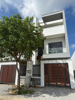 cần bán gấp nhà phố bà rịa, bà rịa city gate, mặt tiền ql51, 120m giá 4.2 tỷ đã có sổ, 