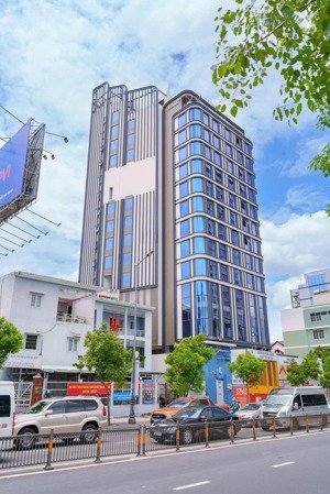bán nhà mặt tiền phạm văn đồng. dt: 15 x 45m. kc: 2 hầm 12 tầng. giá 160 tỷ. hđ thuê 1,2 tỷ/tháng