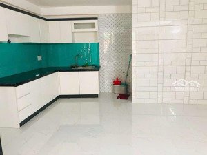 cho thuê nhà q. bt, gần aeon, 1 trệt, 1 lầu, có bancol, nhà mới.