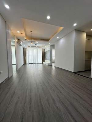 hiếm 3 ngủ ban công đông nam tầng trung view trọn starlake hồ tây, full nội thất, sẵn sổ giao dịch