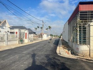 chính chủ cần bán siêu phẩm lô góc 2 mặt đg nhựa mới làm nông thôn mới cao áp vỉa hè 90m2 ngang 5m