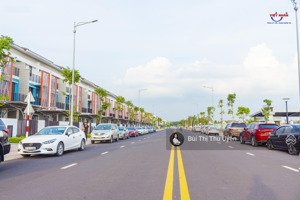 nhà 3 tầng ngay cổng khu đô thị, sổ hồng sẵn, sang tên 30 ngày