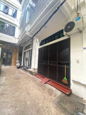 mặt ngõ xuân thủy cầu giấy- ccmn 8 phòng-doanh thu cao-trước nhà rộng thoáng- 52m- 5 tầng- 12,5 tỷ