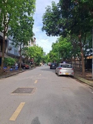 phân lô - ô tô tránh nhau - gara ôtô - 2 mặt tiền - trước sau vỉa hè rộng 4m kinh doanh tốt phân lô