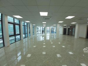 chính chủ cho thuê văn phòng 200m2 đối diện starcity lê văn lương. lh để có giá tốt