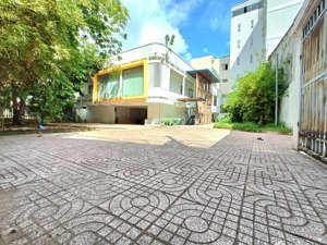 nhà hxh phạm viết chánh giáp quận 1 dt: 20x30m, 2 tầng sân rộng 350m2