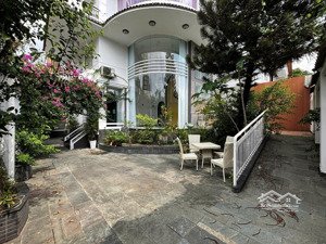 cho thuê villa có sân vườn, hầm thang máy đường nguyễn văn hưởng-thảo điền quận 2 ngang 20m gía rẻ