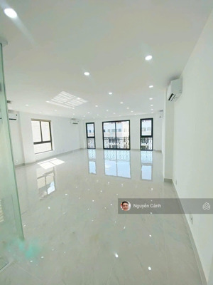 văn phòng tầng góc 2 mt,dt 7 x 22m ngăn sẵn vách kính 2 phòng,hầm xe tại vạn phúc city.