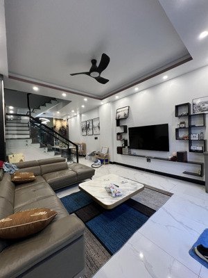 siêu vip bán căn nhà 4 tầng 50m dân xây cực đẹp mặt vườn hoa tại him lam hùng vương lh 