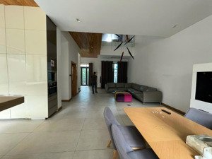 bán căn bt him lam quận 7 dt: 10x20m giá bán 55 tỷ nhà có thang máy vị trí đẹp lh: 