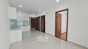 gác, cửa sổ sạch thoáng mát, ban công nhỏ để chill, đường lớn và thang máy