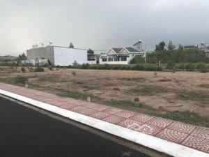 chủ gửi lô đất ngay vòng xoay an phú . diện tích 67.5m2 full thổ cư . giá 1ty8 .
