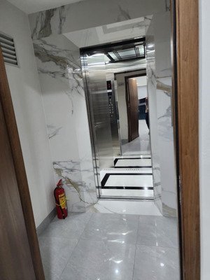 cho thuê văn phòng võ chí công, lạc long quân 30m2 điều hòa, wc khép kín, nhà mới đẹp như hình