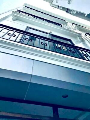 BÁN NHÀ MỚI Phố Nguyễn Văn Cừ 30m2X 5 tầng,mặt tiền 3.5m, 6.4 tỷ Long Biên.