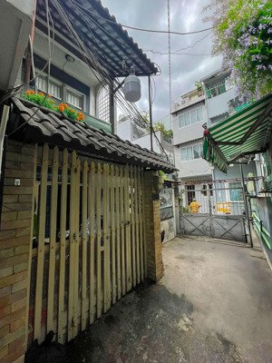 chỉ 3,95 tỷ (75 tr/m2) nhà 2 tầng dt 53m2 góc tôn đản - vĩnh khánh - quận 4