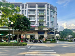 văn phòng 100m2 đường 35m vạn phúc, vị trí nhận diện tốt, xuất được vat hầm xe có bảo vệ. 12tr/th