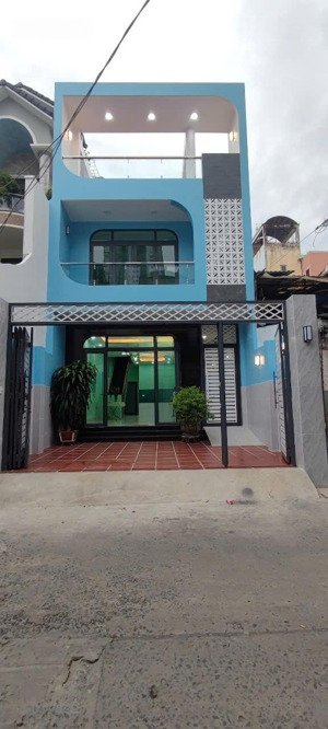 cho thuê nhà nguyên căn mới xây diện tích 6x25, diện tích sử dụng 1 triệt, 1 lầu 3pn, 4 toilet