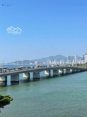 cần bán gấp nhà hàng hải sản view trực diện biển, cầu trần phú nha trang