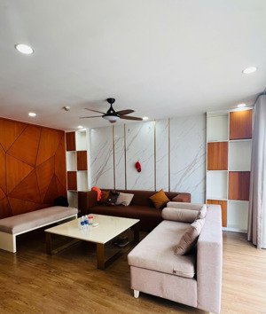 cho thuê căn hộ chung cư 135m2